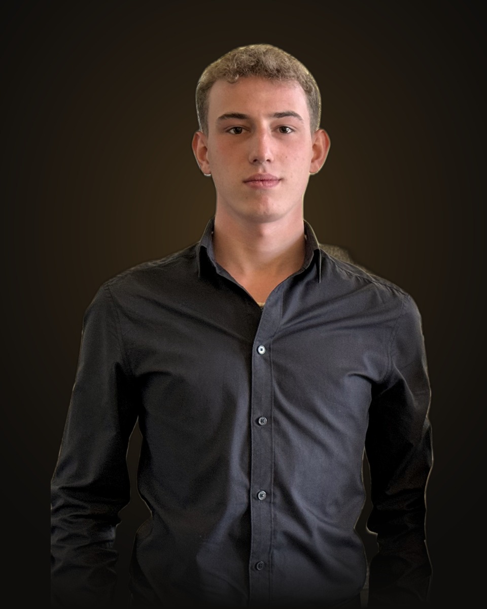 Noah Schmidt im dunklen Hemd